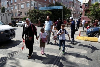 Eyüpsultan Zabıtası minik öğrenciler için görev başında Eyüpsultan Zabıtası minik öğrenciler için görev başında