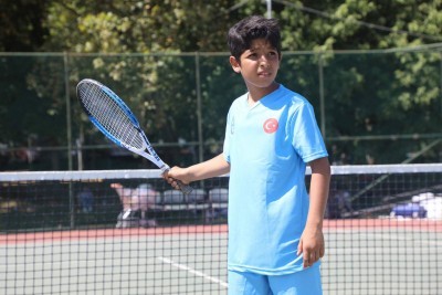 Geleceğin tenisçileri Yaz Spor Okullarında yetişiyor