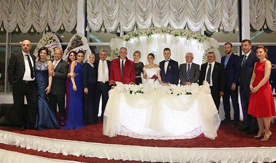 Genç Çifte İlk Hediye Başkan Aydın'dan Genç Çifte İlk Hediye Başkan Aydın'dan