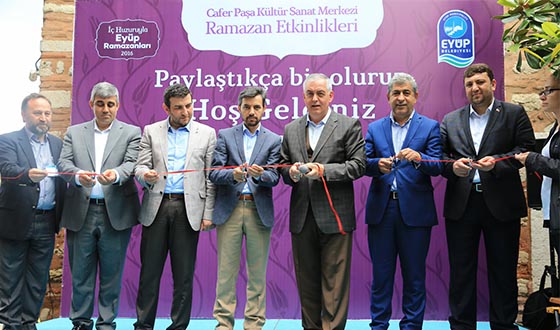 "Fotoğraflarla Sadaka Taşı Sergisi" Sanatseverlerle Buluştu "Fotoğraflarla Sadaka Taşı Sergisi" Sanatseverlerle Buluştu