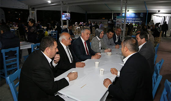 Amasyalılar İftar Sofrasında Bir Araya Geldi Amasyalılar İftar Sofrasında Bir Araya Geldi