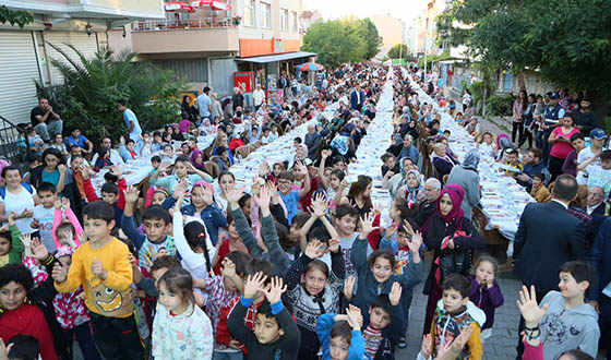 Topçular'da İftar Mutluluğu Topçular'da İftar Mutluluğu