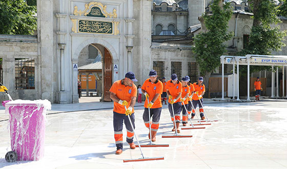 Camiler Gül Suyuyla Yıkanmaya Devam Ediyor Camiler Gül Suyuyla Yıkanmaya Devam Ediyor