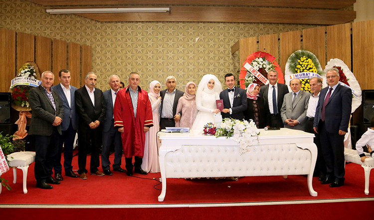 Genç Çiftler Dünya Evine Girdi Genç Çiftler Dünya Evine Girdi