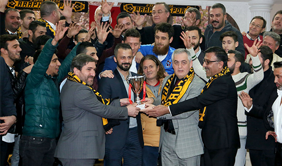 Şampiyona Kupasını Başkan Aydın Verdi Şampiyona Kupasını Başkan Aydın Verdi