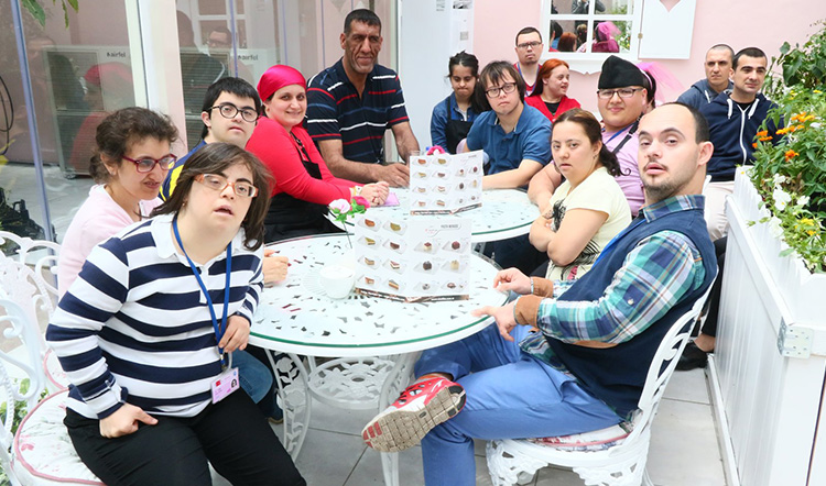 Minik'ten Zahir Cafe'ye Ziyaret Minik'ten Zahir Cafe'ye Ziyaret