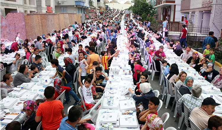 Yeşilpınarlılar dev iftar sofrasında buluştu Yeşilpınarlılar dev iftar sofrasında buluştu