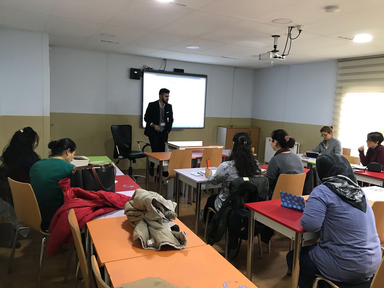 Simurglu veliler İngilizce öğreniyor Simurglu veliler İngilizce öğreniyor