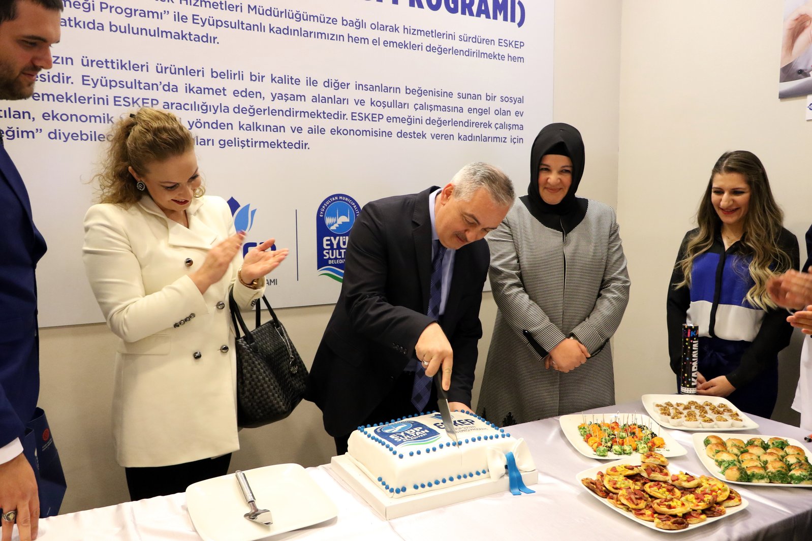 Eyüpsultan Belediye Başkanı Remzi Aydın, düzenlenen bir törenle, Eyüp Sultan Kadın Emeği Programı'nın (ESKEP) yeni merkezinin açılışını yaptı. Eyüpsultan Belediye Başkanı Remzi Aydın, düzenlenen bir törenle, Eyüp Sultan Kadın Emeği Programı'nın (ESKEP) yeni merkezinin açılışını yaptı.