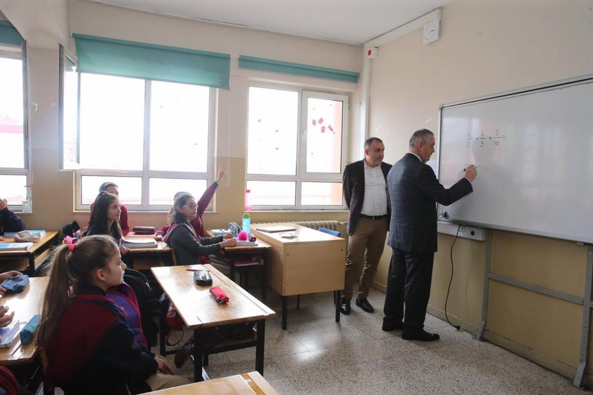 Başkan Remzi Aydın'dan Cumhuriyet Ortaokulu'na ziyaret Başkan Remzi Aydın'dan Cumhuriyet Ortaokulu'na ziyaret