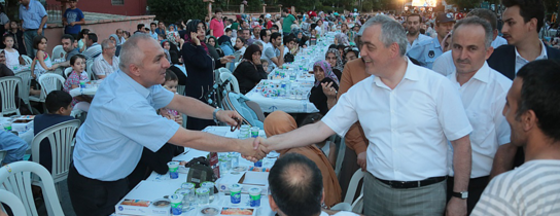 Akşemsettin Mahallesi'nde Fesleğen Dağıtımı ve Açıkhava İftarı... Akşemsettin Mahallesi'nde Fesleğen Dağıtımı ve Açıkhava İftarı...