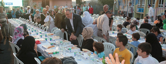 Emniyettepe Mahallesi'nde Açıkhava İftarı... Emniyettepe Mahallesi'nde Açıkhava İftarı...