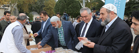 Semerkant Vakfı Eyüp Sultan'da Aşure Dağıttı Semerkant Vakfı Eyüp Sultan'da Aşure Dağıttı