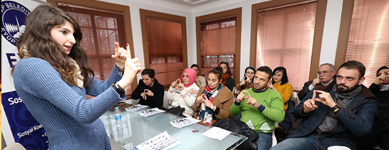 Eyüplüler İşaret Dilini Öğreniyor Eyüplüler İşaret Dilini Öğreniyor