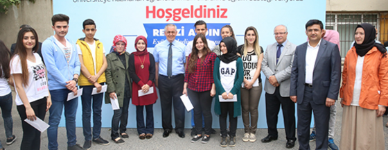 Liseliler Eğitim Yardımlarını Başkan Aydın'ın Elinden Aldı Liseliler Eğitim Yardımlarını Başkan Aydın'ın Elinden Aldı