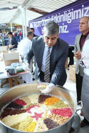 Eyüp Sultan'da Aşure Dağıtıldı... Eyüp Sultan'da Aşure Dağıtıldı...