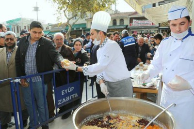 Eyüp Sultan'da Aşure Dağıtıldı... Eyüp Sultan'da Aşure Dağıtıldı...