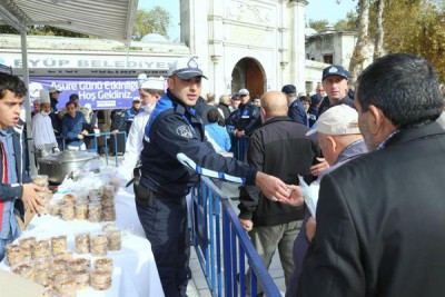 Eyüp Sultan'da Aşure Dağıtıldı... Eyüp Sultan'da Aşure Dağıtıldı...