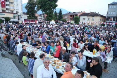 Eyüp Dev İftar Sofralarıyla Evlad-ı Fatihan'ı Kucaklıyor Eyüp Dev İftar Sofralarıyla Evlad-ı Fatihan'ı Kucaklıyor