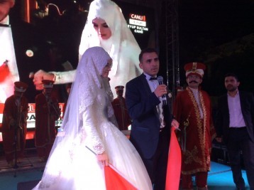 Başkan Aydın Hamit Öztaş ve Gamze Alak Çiftinin Nikahını Kıydı Başkan Aydın Hamit Öztaş ve Gamze Alak Çiftinin Nikahını Kıydı