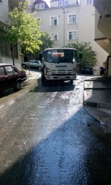 Cadde ve Sokaklar Deterjanlı Suyla Yıkanıyor