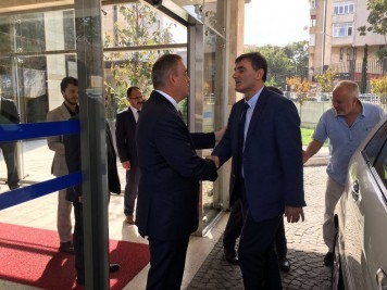 Kosovalı Bakandan Nezaket Ziyareti Kosovalı Bakandan Nezaket Ziyareti