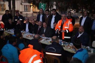 Başkan Remzi Aydın, temizlik personeli ile yemekte buluştu