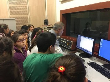 Bilgievi öğrencilerinden TRT İstanbul Radyosu'na ziyaret