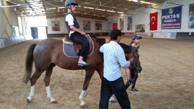 Eyüpsultan'ın özel çocuklarına atla terapi