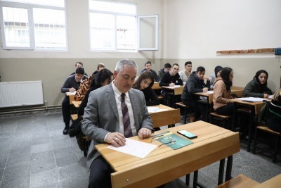 Başkan Aydın, öğrenciler ile deneme sınavına girdi