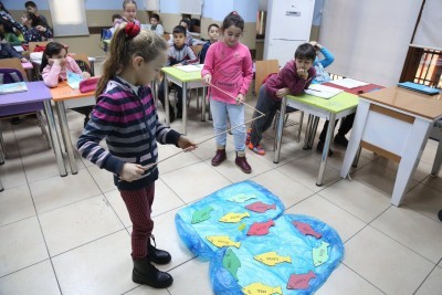 Eş anlamlı kelimeleri oltayla tutarak öğreniyorlar Eş anlamlı kelimeleri oltayla tutarak öğreniyorlar