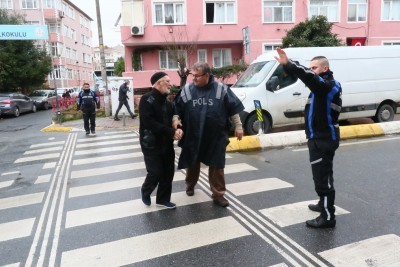Trafikte “Yaya önceliği” için kolları sıvadılar Trafikte “Yaya önceliği” için kolları sıvadılar