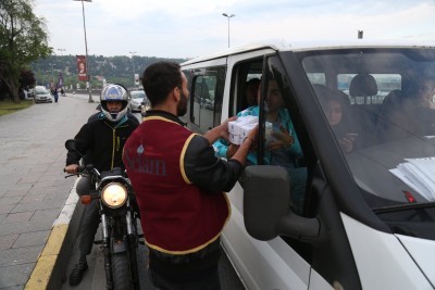 Trafikte kalan sürücülere 2 bin kişilik iftariyelik dağıtılıyor