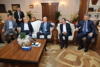 Numan Kurtulmuş ve Halid Meşal Eyüpsultan iftarında Numan Kurtulmuş ve Halid Meşal Eyüpsultan iftarında