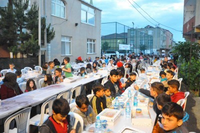 Pirinççi Mahallesi sakinleri Dev Gönül sofrasında buluştu Pirinççi Mahallesi sakinleri Dev Gönül sofrasında buluştu
