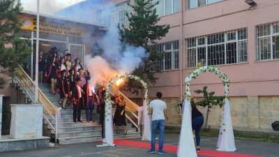 Başkan Deniz Köken'den üniversiteyi kazanan öğrencilere burs müjdesi Başkan Deniz Köken'den üniversiteyi kazanan öğrencilere burs müjdesi