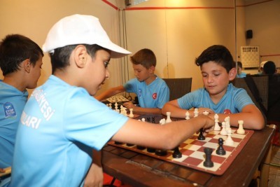 Yaz Spor Okullarında satranç derslerine büyük ilgi Yaz Spor Okullarında satranç derslerine büyük ilgi