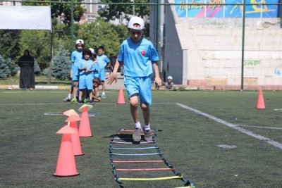 Yaz Spor Okulları'nda çocuklar oyunla öğreniyor Yaz Spor Okulları'nda çocuklar oyunla öğreniyor