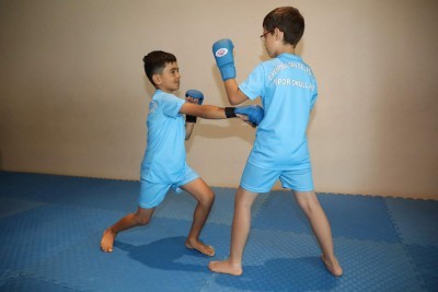 Eyüpsultanlı çocuklar karate öğreniyor Eyüpsultanlı çocuklar karate öğreniyor