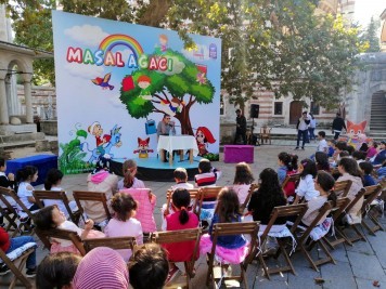 Masal Ağacı Çocukların Hayallerini Renklendiriyor Masal Ağacı Çocukların Hayallerini Renklendiriyor