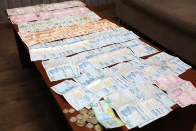 Dilencinin üzerinden 10 bin TL para ve Milli Piyango Bileti çıktı Dilencinin üzerinden 10 bin TL para ve Milli Piyango Bileti çıktı