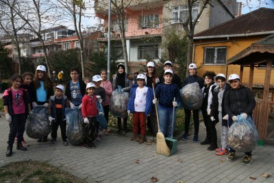 Çocuk Meclisi Üyeleri çevre temizliği yaptı Çocuk Meclisi Üyeleri çevre temizliği yaptı