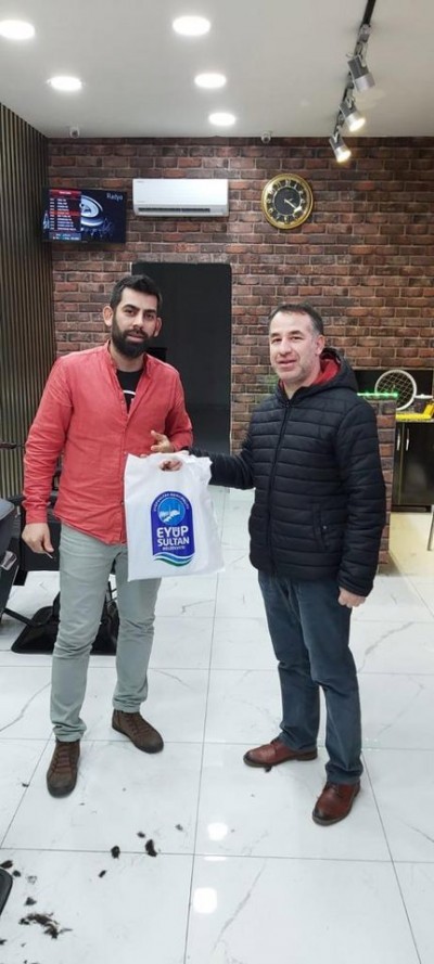 Eyüpsultan Belediyesi, berberlere tıraş önlüğü ve takvim hediye etti Eyüpsultan Belediyesi, berberlere tıraş önlüğü ve takvim hediye etti