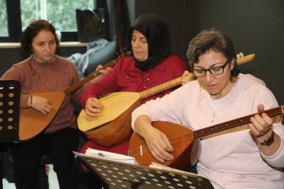 Eyüpsultanlı kadınlardan bağlama kurslarına büyük ilgi Eyüpsultanlı kadınlardan bağlama kurslarına büyük ilgi