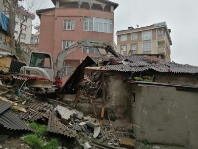 Tehlike Saçan Metruk Yapılar Yıkılıyor Tehlike Saçan Metruk Yapılar Yıkılıyor
