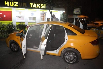 Eyüpsultan'da Taksi Durakları ve Taksiler İlaçlanıyor Eyüpsultan'da Taksi Durakları ve Taksiler İlaçlanıyor