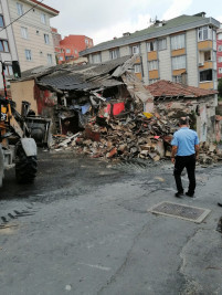Metruk Binaların Yıkımı Devam Ediyor Metruk Binaların Yıkımı Devam Ediyor