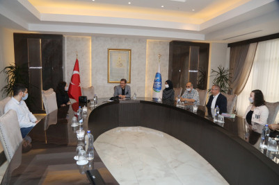 Hediyelerini Başkan Deniz Köken'den aldılar Hediyelerini Başkan Deniz Köken'den aldılar