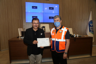 Başkan Deniz Köken ESAY Personeline Sertifikalarını Verdi Başkan Deniz Köken ESAY Personeline Sertifikalarını Verdi