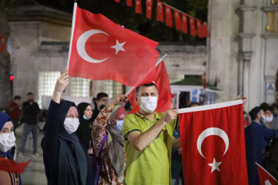 Eyüpsultan Camii Meydanı'nda Sabaha Kadar Nöbet Eyüpsultan Camii Meydanı'nda Sabaha Kadar Nöbet